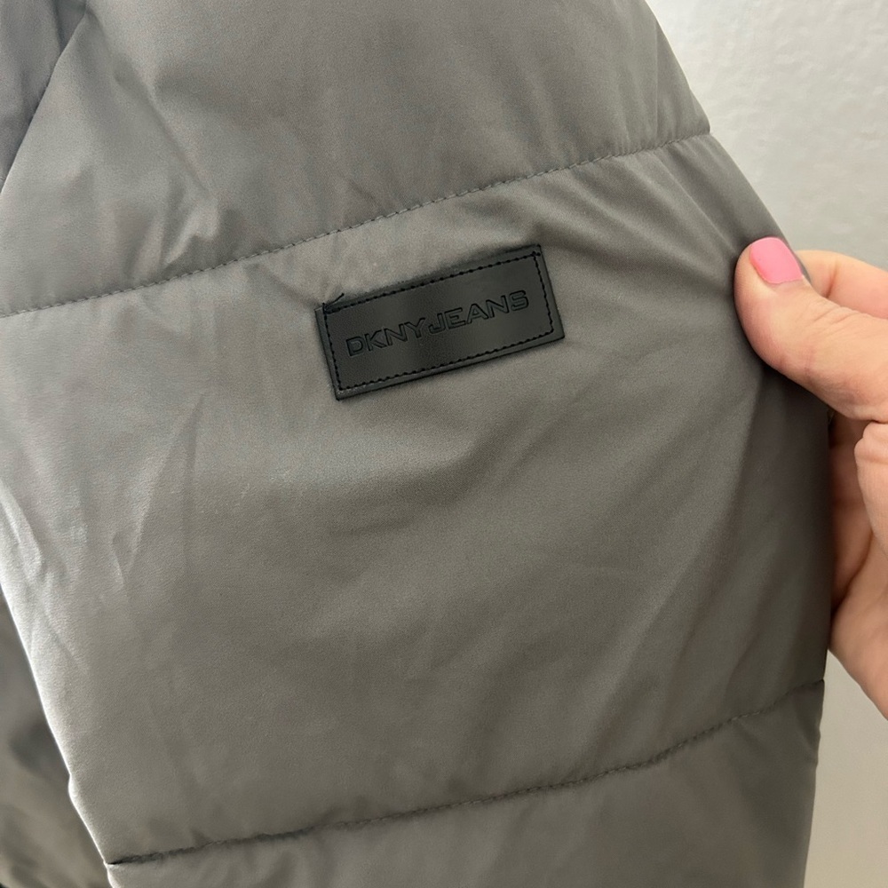 Women’s DKNY Gray Hooded Puffer Coat Thumbhole Cuffs Size XL Ski Winter Cozy - Picture 4 of 16